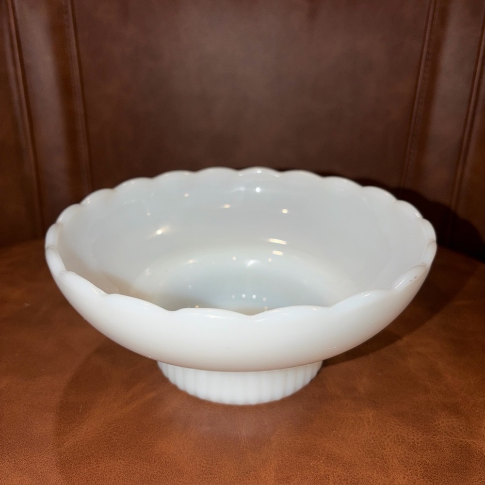 Vintage EOBrody Company Milk Glass Scalloped Candy Dish Bowl M2000 Cleveland USA